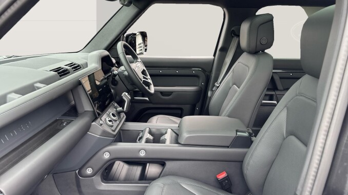 Land Rover Defender 3.0 D250 X-Dynamic HSE 110 5dr Auto Diesel Estate - Image 3